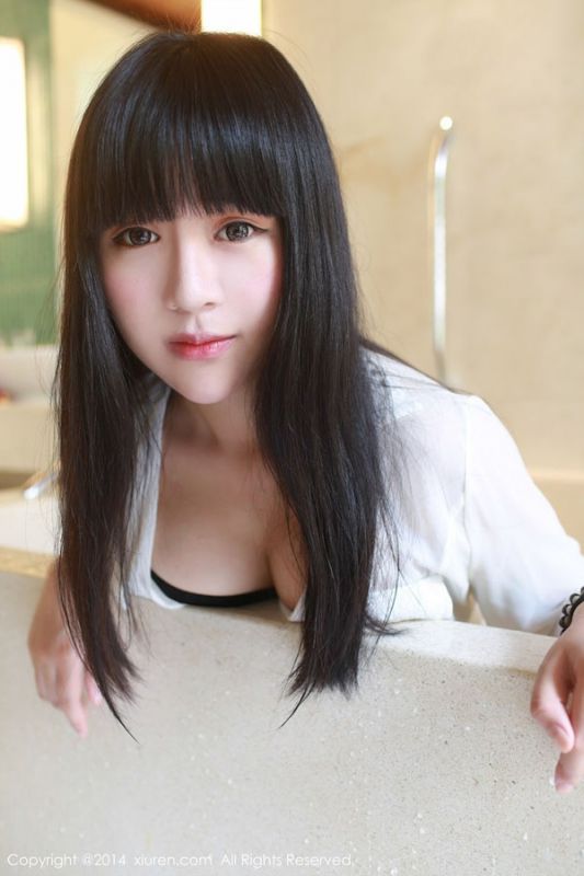 大胸美女浴缸湿身诱惑写真