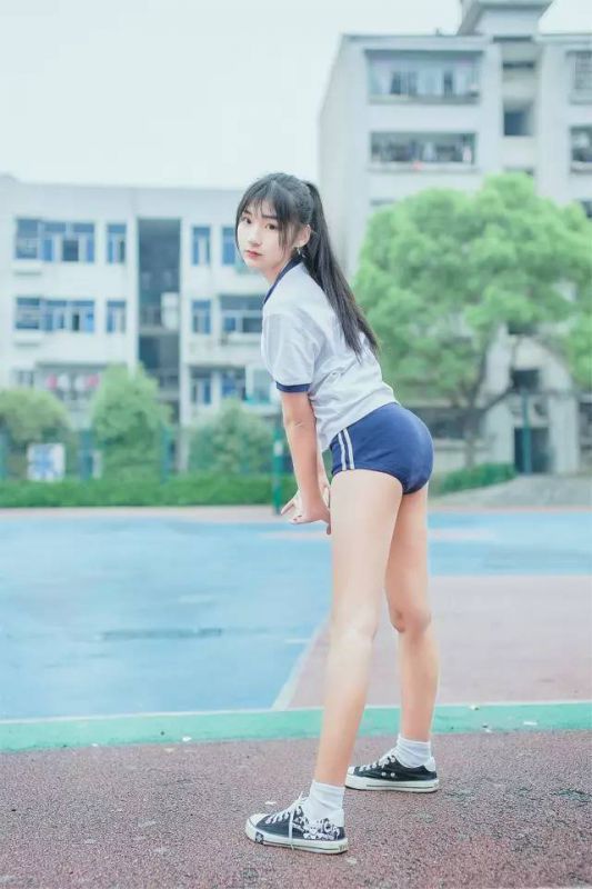 17岁高中生女主播优雅清纯写真