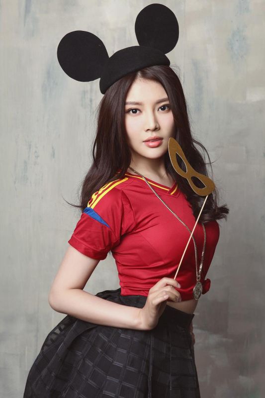 徐冬冬足球宝贝写真助威世界杯