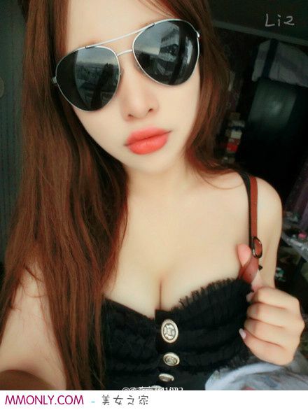 性感美女秀丰满美胸高清写真