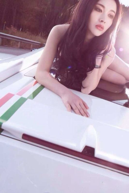 女星李艾瑾演绎香车女郎写真