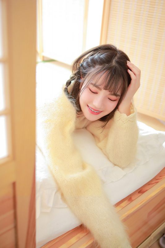 牙套学生妹室内白丝美足清纯写真