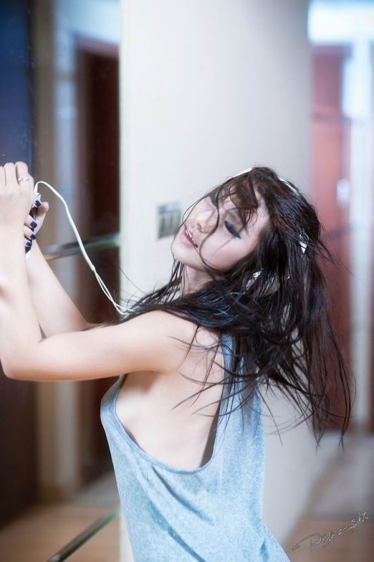 90后美女大秀性感身材私房照