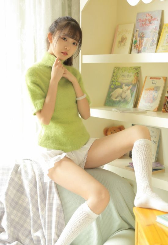 单马尾元气可爱少女美腿白丝甜美笑容写真