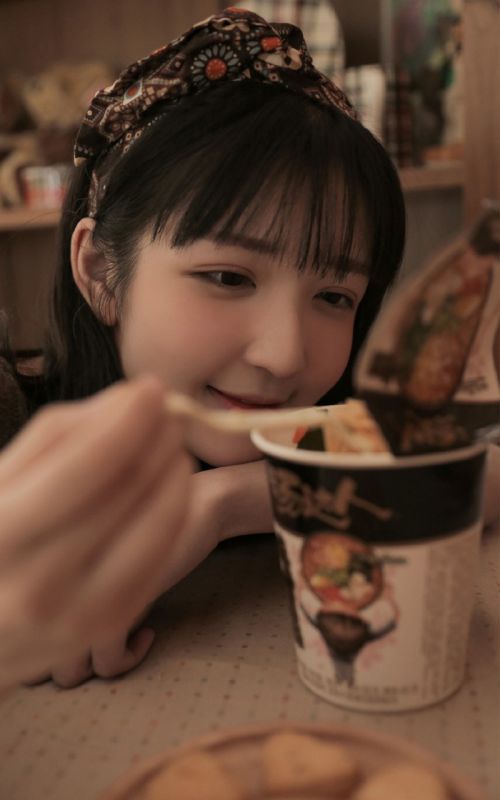 大眼萌妹萝莉少女性感丝袜美腿私房人体艺术写真