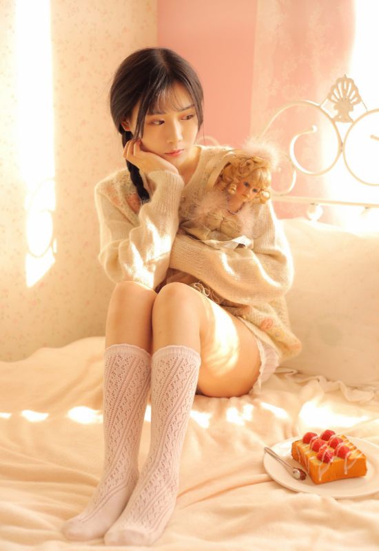 极品古典麻花辫美女私房粉嫩丝袜美腿清纯图片