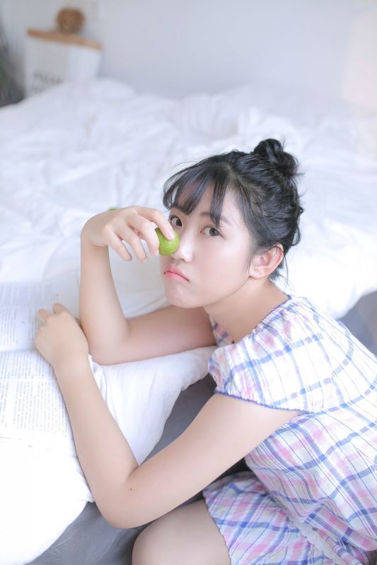 白丝丸子头萝莉床上柔软美腿深沟诱惑写真