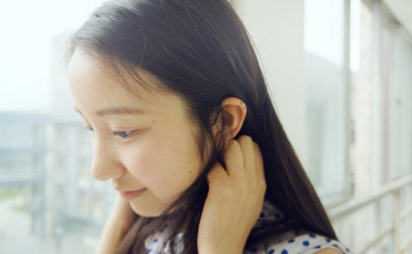 90后萌妹子花裙写真展甜美笑容