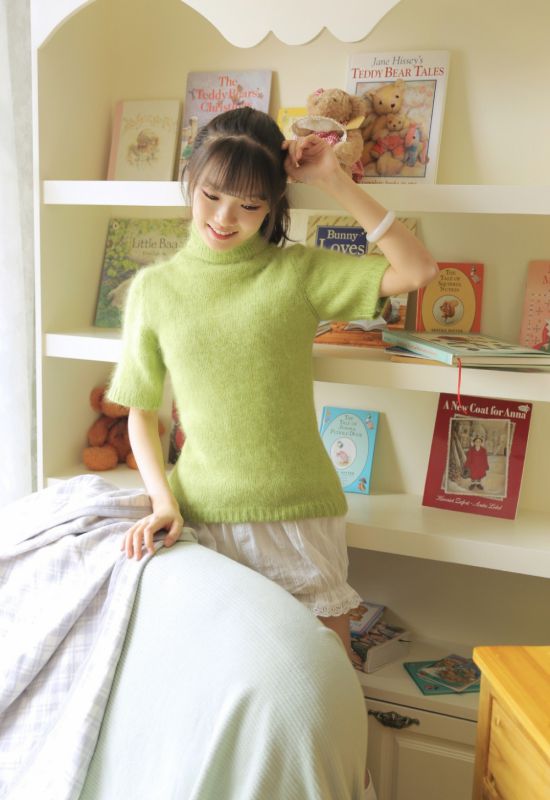 单马尾元气可爱少女美腿白丝甜美笑容写真