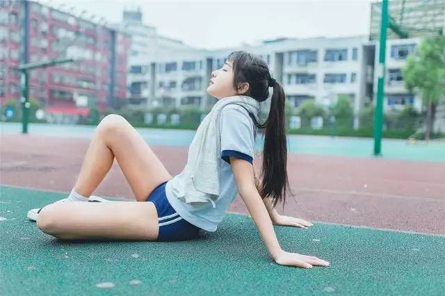 17岁高中生女主播优雅清纯写真