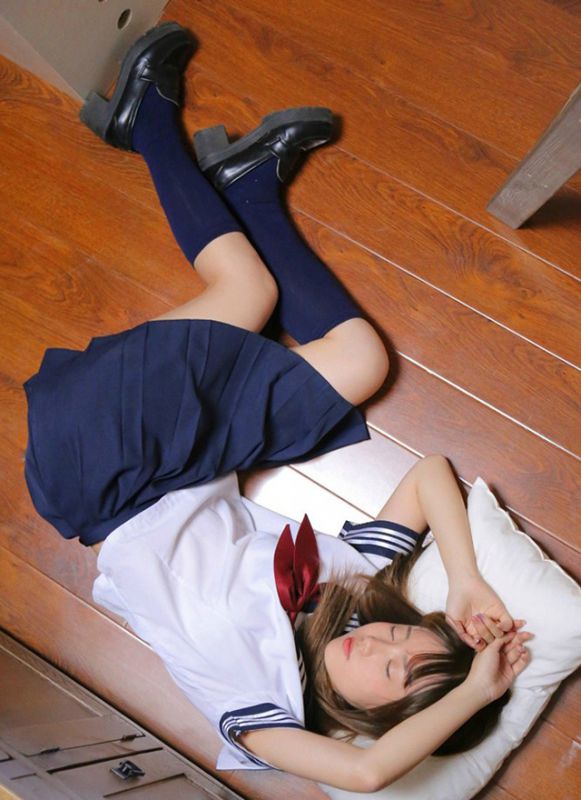 日本清纯校园制服学生妹黑丝美腿诱惑人体艺术写真