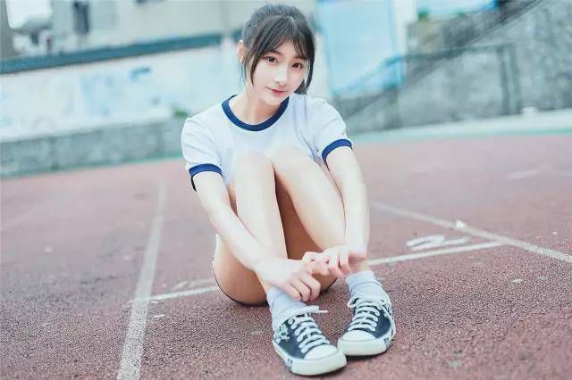17岁高中生女主播优雅清纯写真