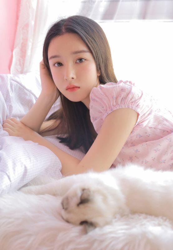粉嫩长发美女低胸美乳内衣火辣性感长腿白丝写真