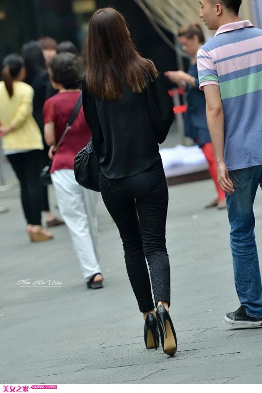 街拍高跟紧身裤美女高清写真