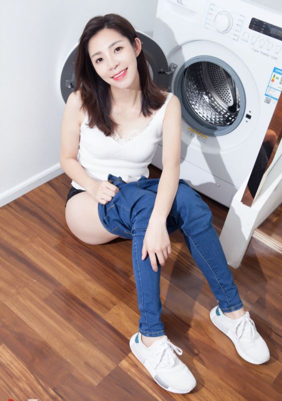靓丽美女紧身牛仔裤翘臀居家写真