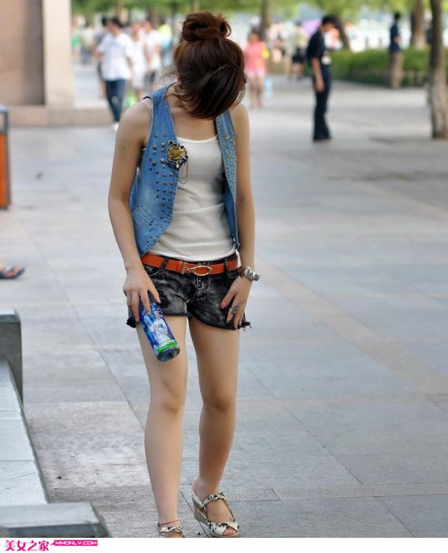 街拍理工学院旁边的美女学生