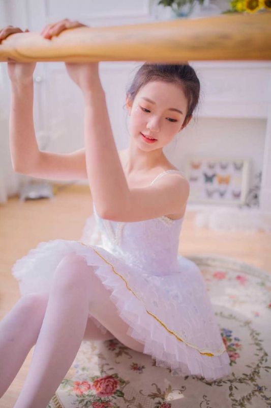 魅惑气质少女白丝袜美腿玉足姿势香艳性感写真