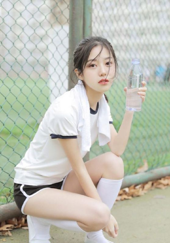 校园清纯气质女神操场阳光白丝美腿火辣写真图片