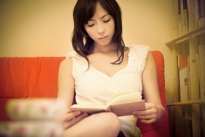 可爱美女室内高清迷人写真