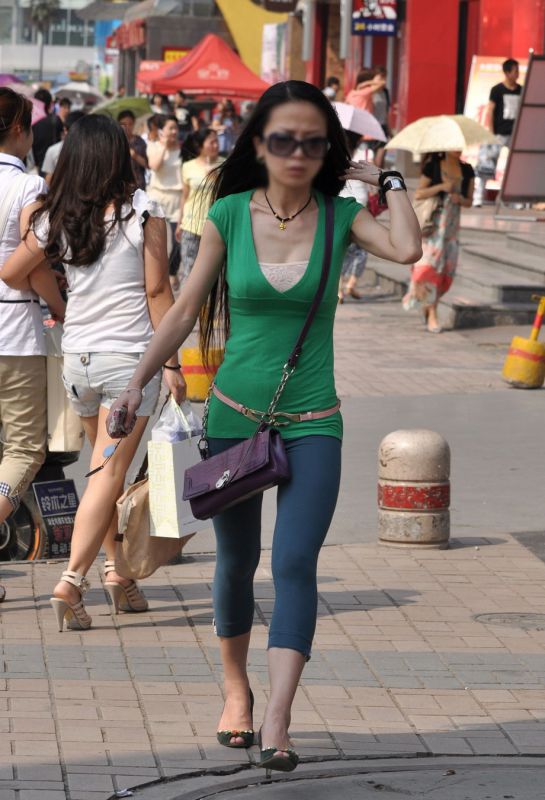 长发美女迷人翘臀街拍图片