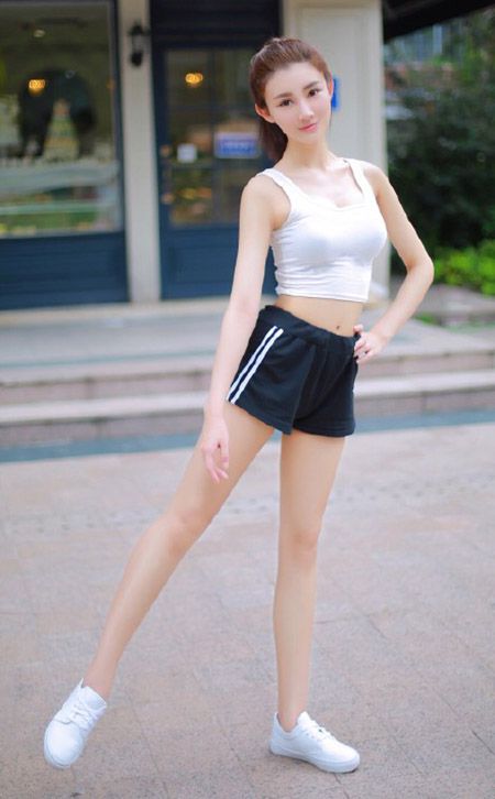 短裤女孩林沁园甜美诱人清纯照