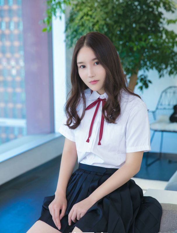 性感学妹学生装白皙皮肤写真
