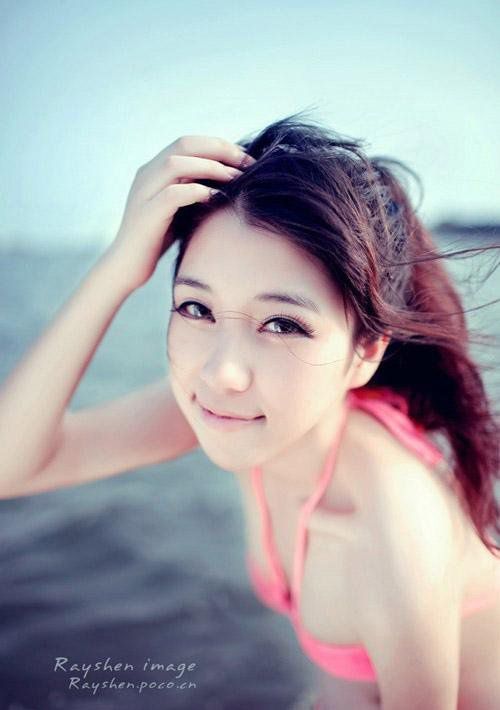 粉色比基尼萌妹子海边清纯写真