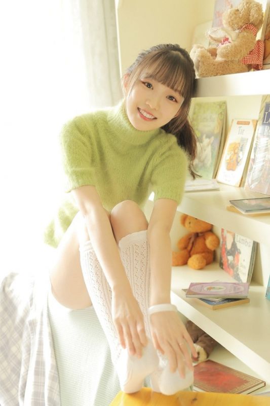 单马尾元气可爱少女美腿白丝甜美笑容写真