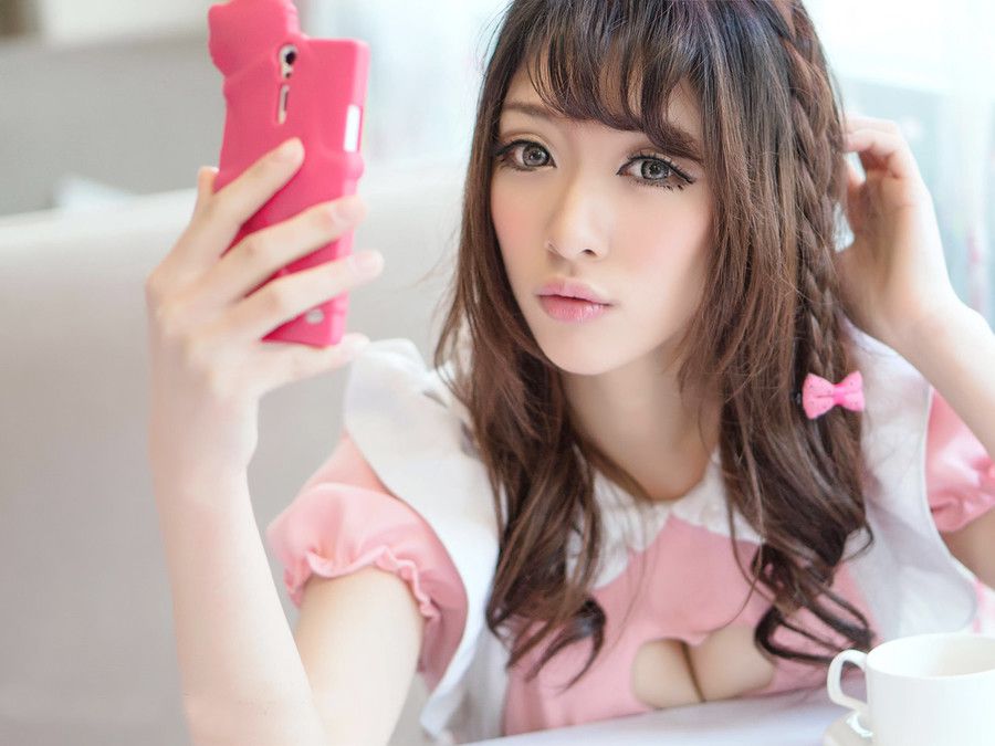 清纯萌妹子性感女仆装上演制服诱惑