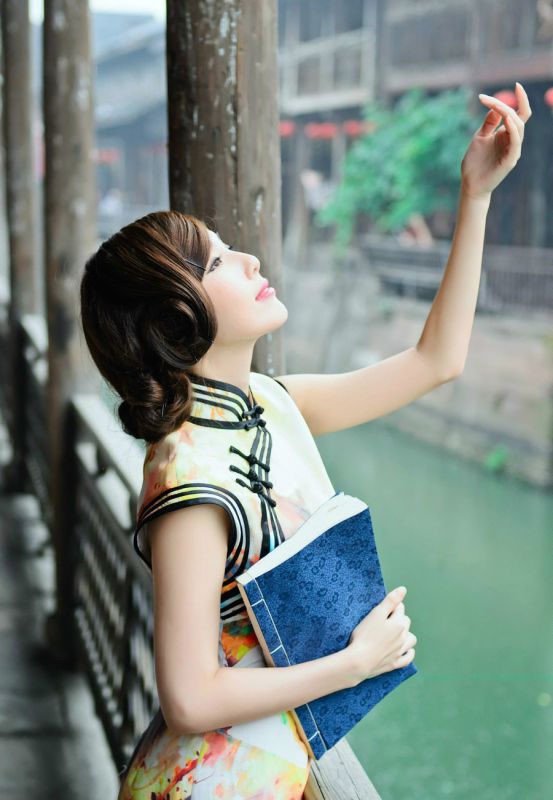 旗袍制服美女清新户外高清写真照
