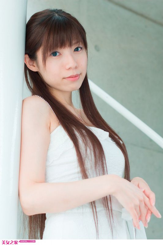 吊带裙美眉室内高清迷人写真
