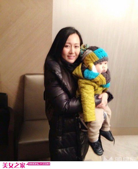 潘阳携可爱宝贝女儿亮相商场