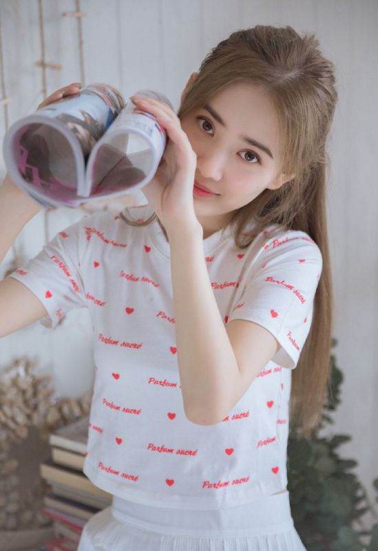 长发乙女白丝丝美足清秀美女写真图片