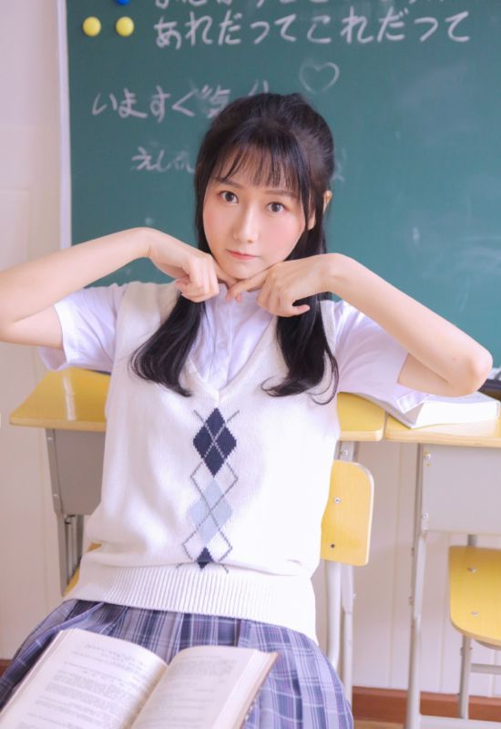 清纯素人氧气少女白丝美腿惹火养眼诱惑图片