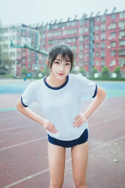 17岁高中生女主播优雅清纯写真