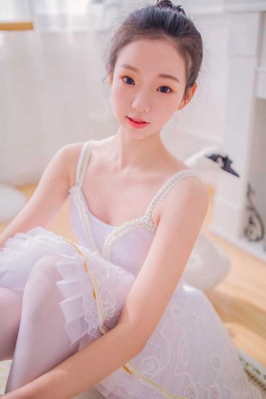 魅惑气质少女白丝袜美腿玉足姿势香艳性感写真