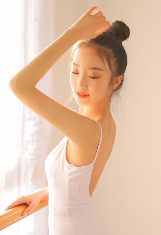 舞蹈女孩连体操服白丝丰韵身材福利写真