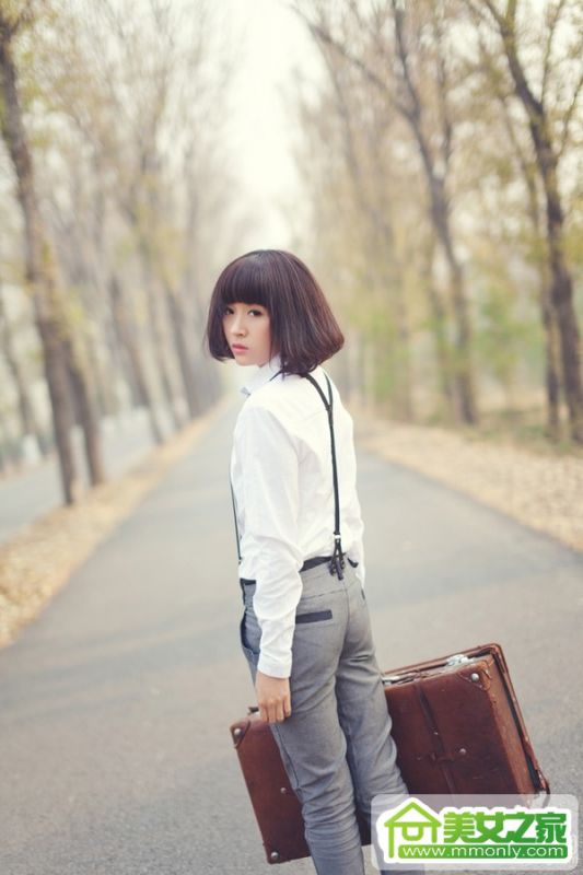 90后美女阿悄高清户外写真