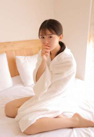 校园学生妹黑丝美腿床上惹火姿势写真