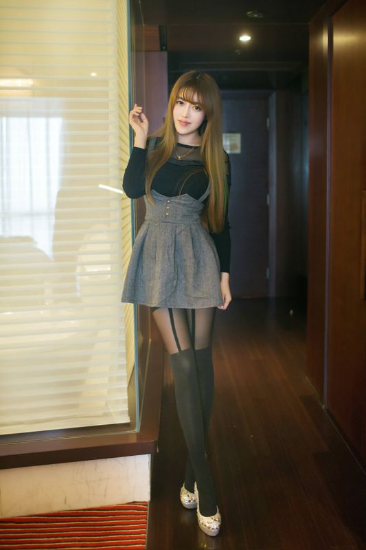 牛仔背带裤丰满白皙嫩模的一颗少女心