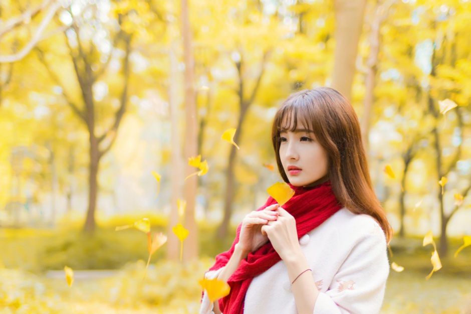 清纯学生妹苏夏户外银杏树下唯美写真图片第5张