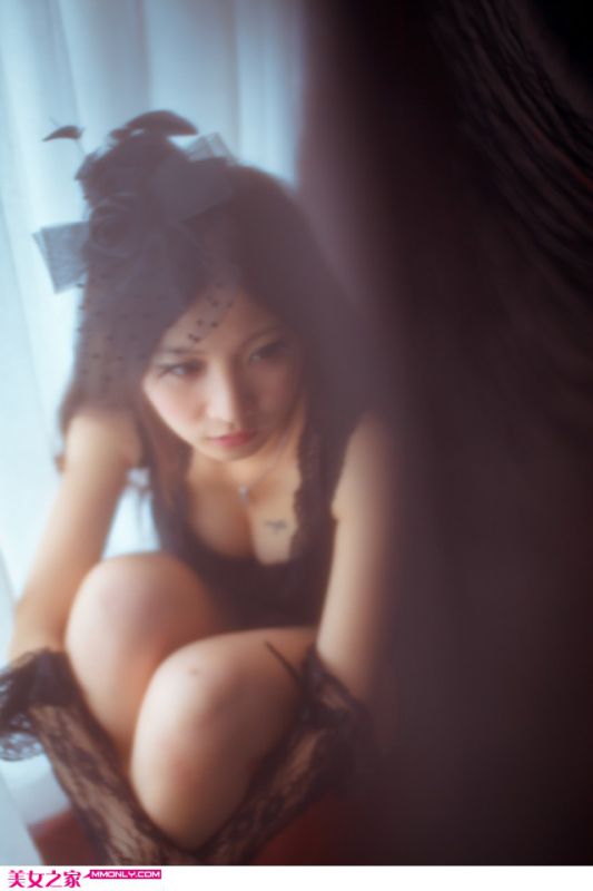 黑色蕾丝美女性感私房写真