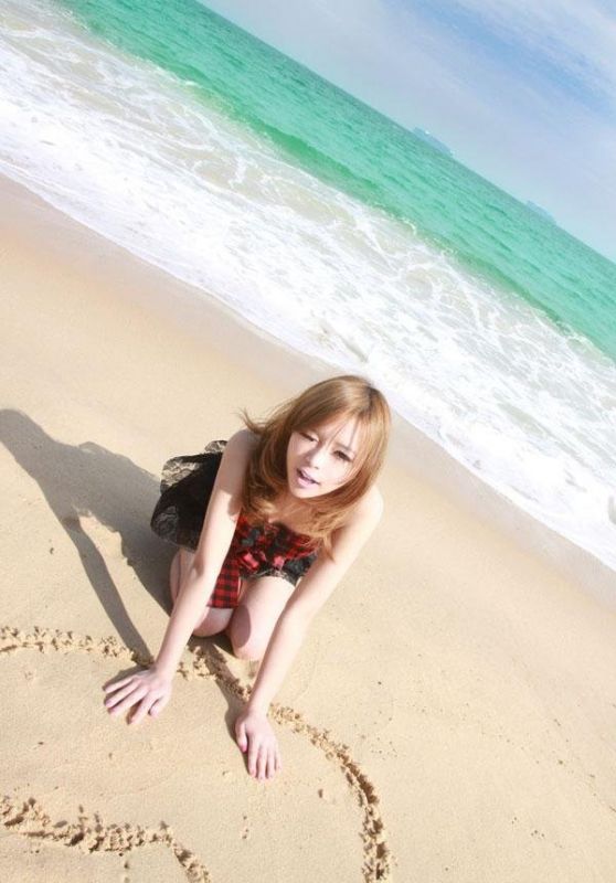 海边萌妹子俏皮可人写真