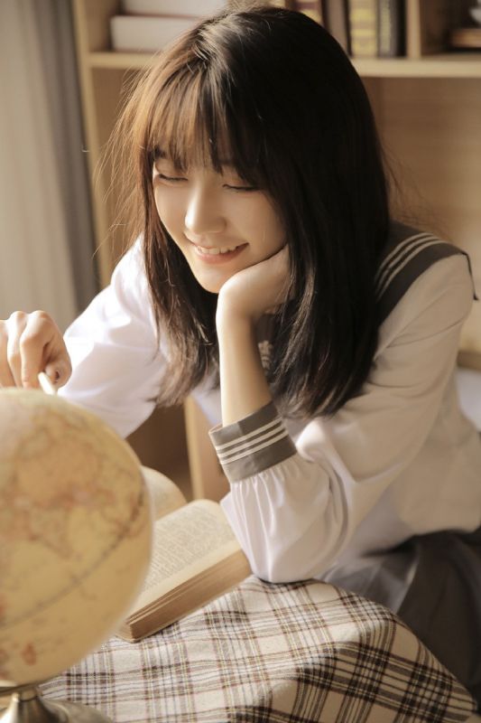 校园制服美女白丝美腿清纯养眼空灵气质御姐写真