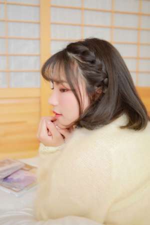 牙套学生妹室内白丝美足清纯写真