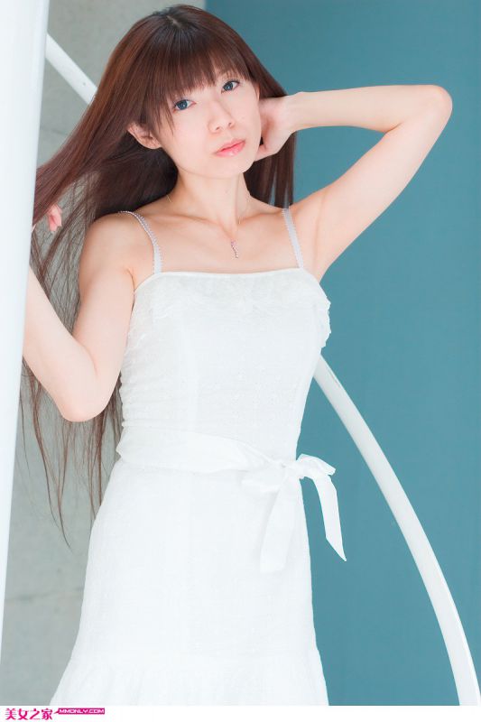 吊带裙美眉室内高清迷人写真