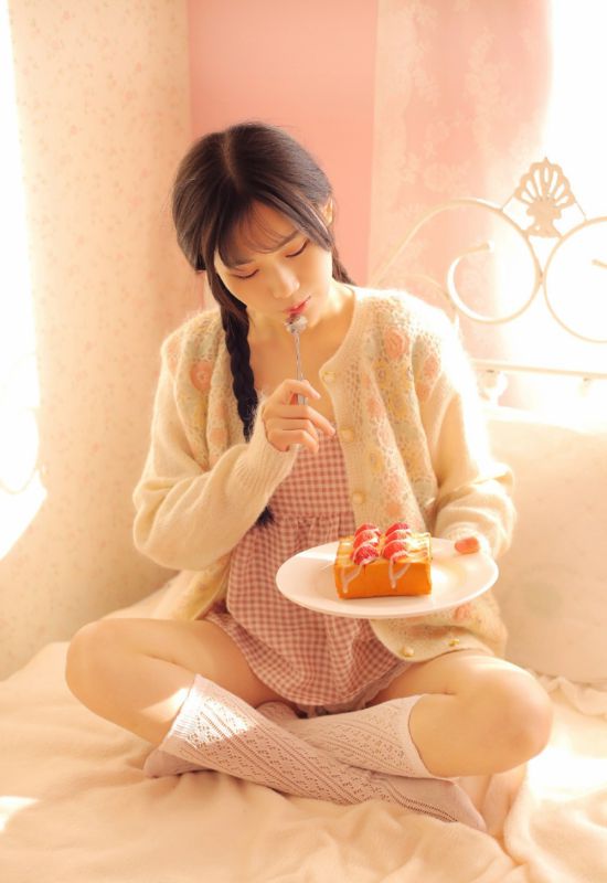 极品古典麻花辫美女私房粉嫩丝袜美腿清纯图片