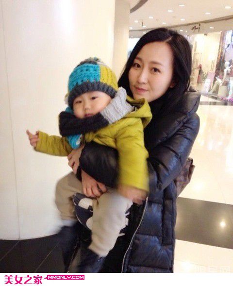 潘阳携可爱宝贝女儿亮相商场