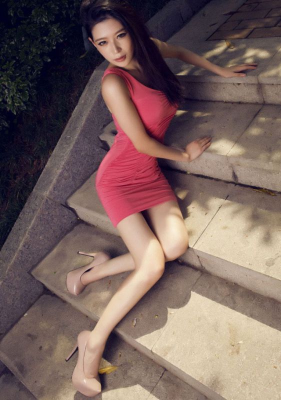 粉色短裙长腿美眉高清撩人写真