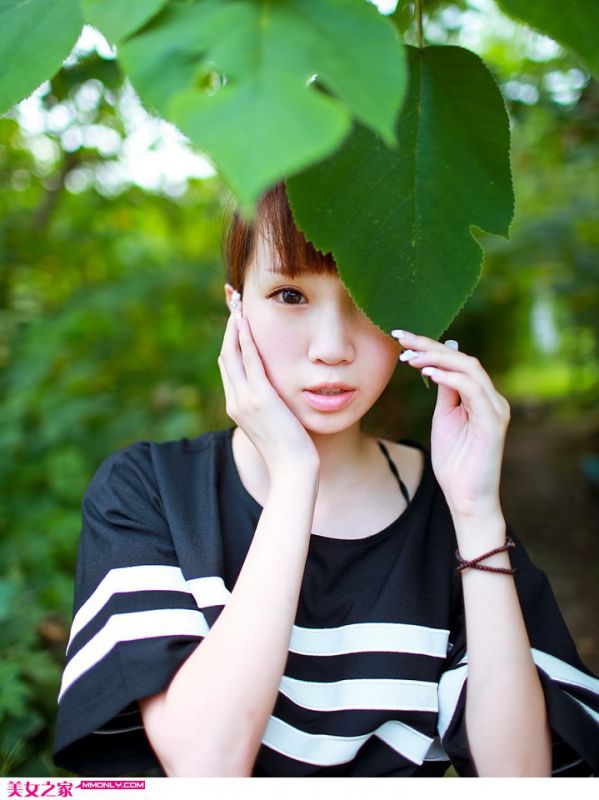 夏日清新可爱美女户外写真